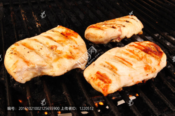 烤架上的雞胸肉