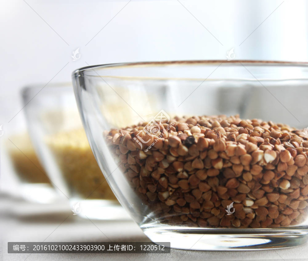 三粒（蒸粗麥粉；水稻；蕎麥）在玻璃碗
