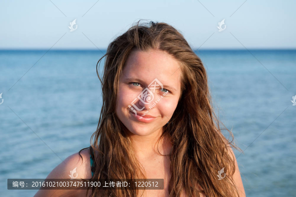 海灘上的漂亮女孩