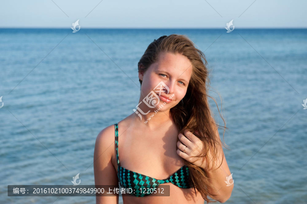 海灘上的漂亮女孩