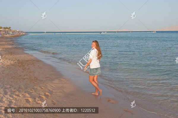 海灘上的漂亮女孩
