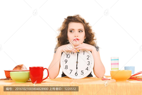 年輕漂亮的女人在廚房里