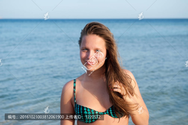 海灘上的漂亮女孩