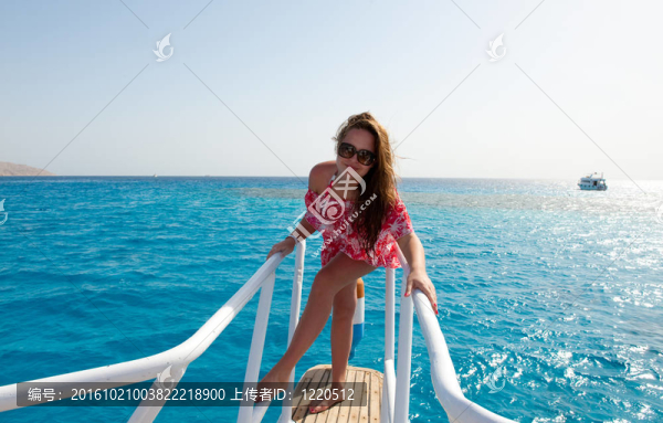 海灘上的漂亮女孩