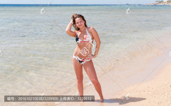 海灘上的漂亮女孩