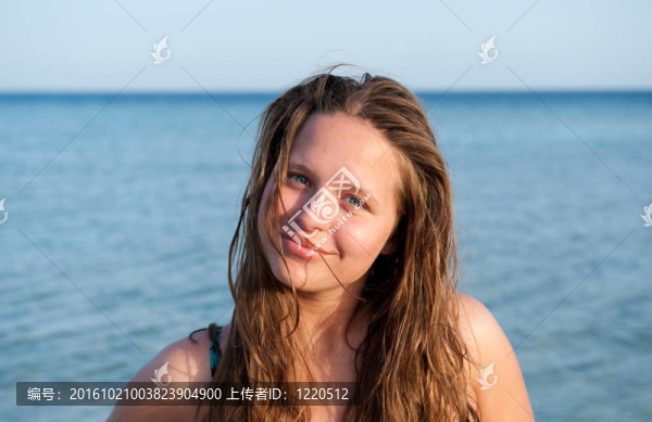 海灘上的漂亮女孩