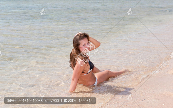 海灘上的漂亮女孩