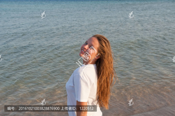 海灘上的漂亮女孩