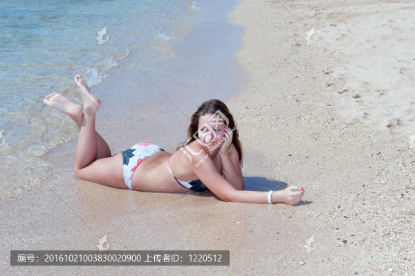 海灘上的漂亮女孩