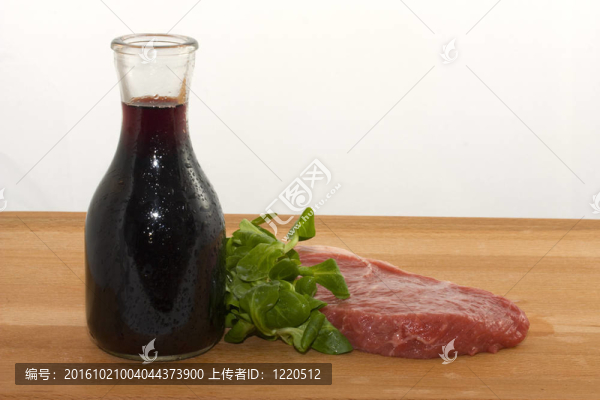 生牛肉和葡萄酒
