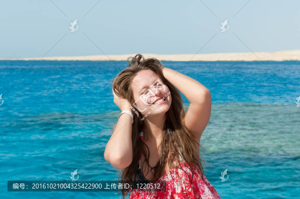 海灘上的漂亮女孩