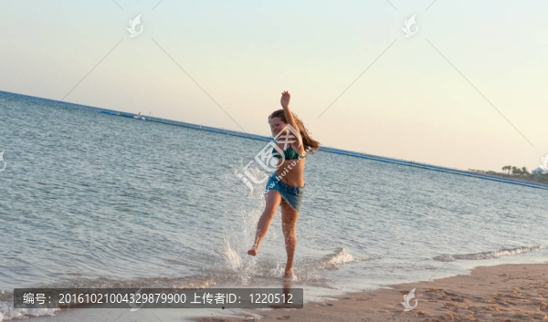 海灘上的漂亮女孩