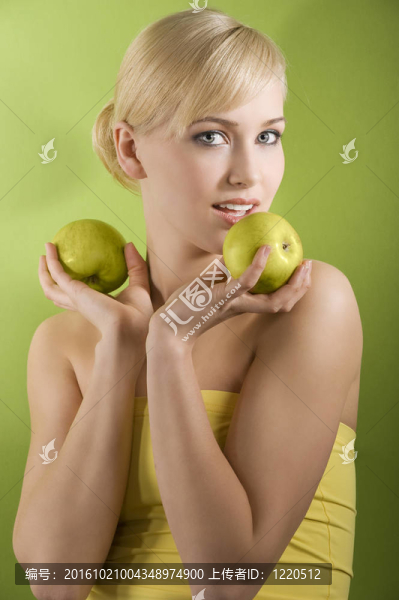 金發(fā)女人綠蘋果