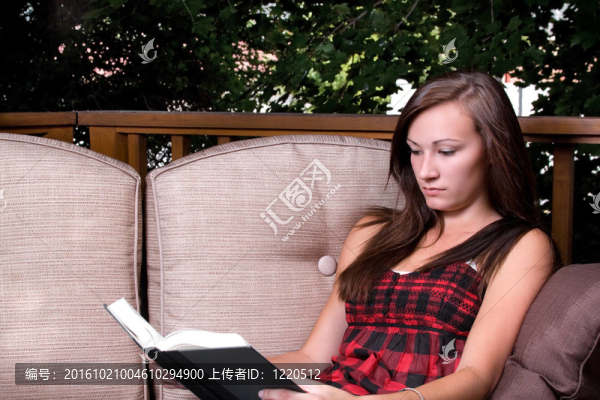 女孩讀書