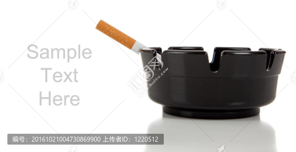 香煙在煙灰缸上白色的復制空間