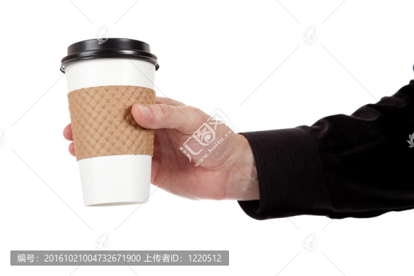 男人拿著紙咖啡杯白