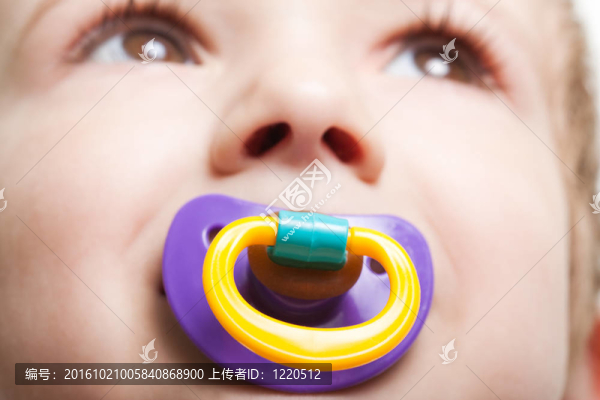 嬰兒奶嘴的孩子