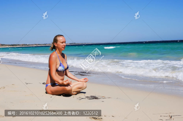 海灘上的年輕漂亮女孩