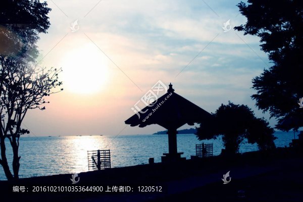 小屋在海灘上的剪影