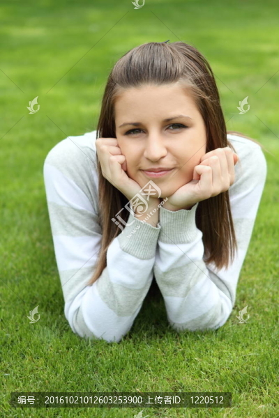 綠草地上的少女