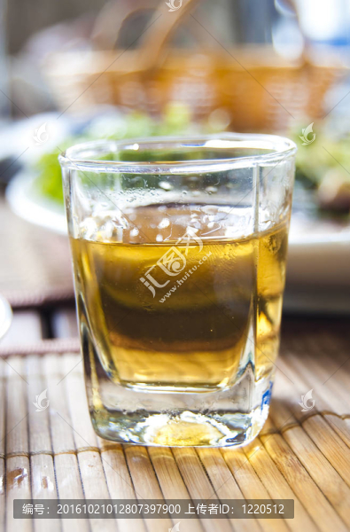 桌上有酒精飲料的玻璃杯