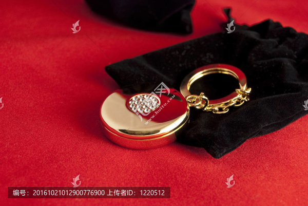 優(yōu)雅的黃金飾品和黑色絲絨袋