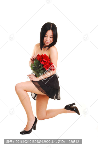 中國女孩跪在黑色的服飾