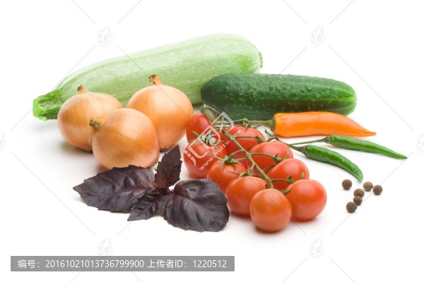生熟的蔬菜；白色背景的藥草和香料