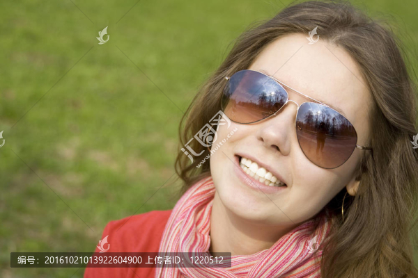 美麗的女孩在公園微笑。