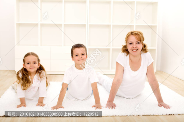 快樂的健康的孩子和女人做體育鍛煉