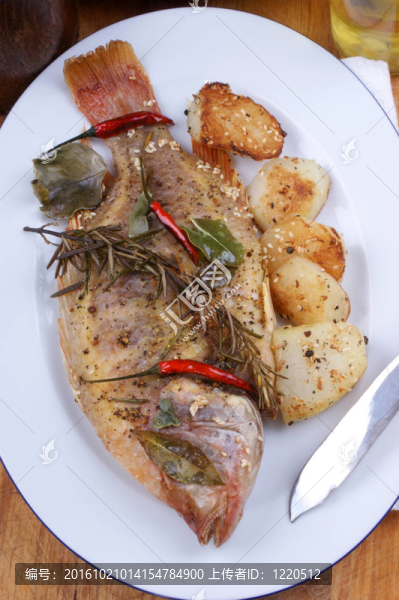 烤羅非魚與香料準備吃