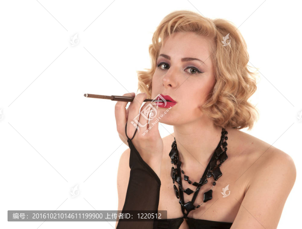 帶香煙的金發(fā)女郎
