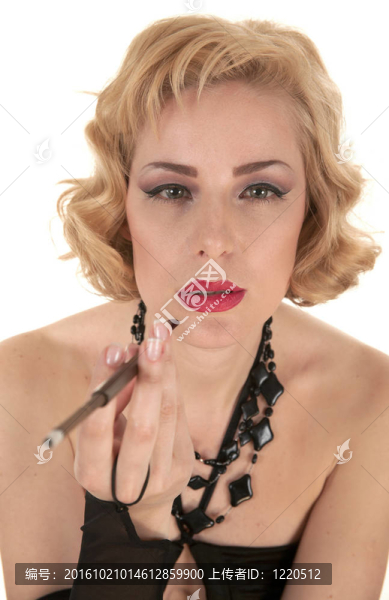 帶香煙的金發(fā)女郎