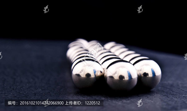 黑暗背景下的金屬銀團(tuán)