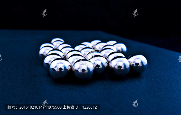 黑暗背景下的金屬銀團(tuán)