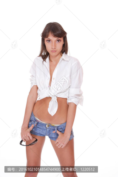 穿牛仔短褲的女孩
