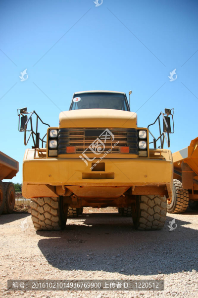 克羅地亞公路上的工程車(chē)