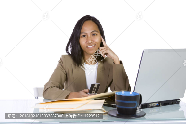 女商人在伏案工作