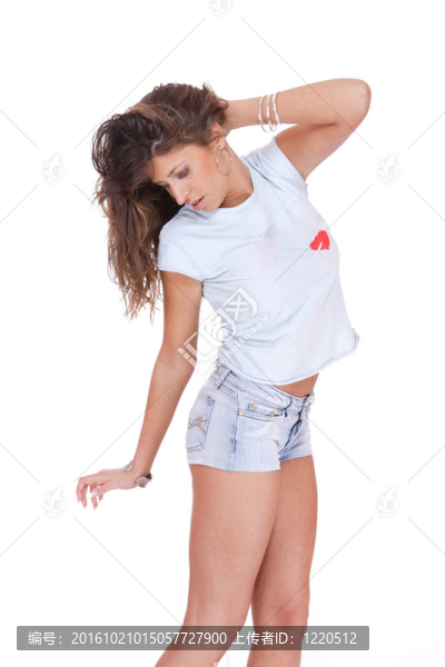 穿牛仔短褲的年輕女子