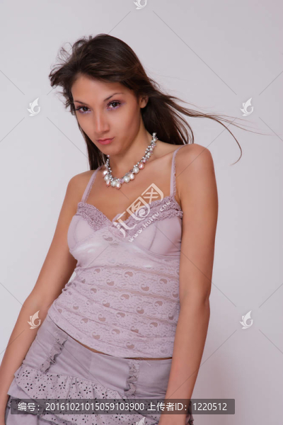 一個(gè)美麗年輕性感女人的畫像