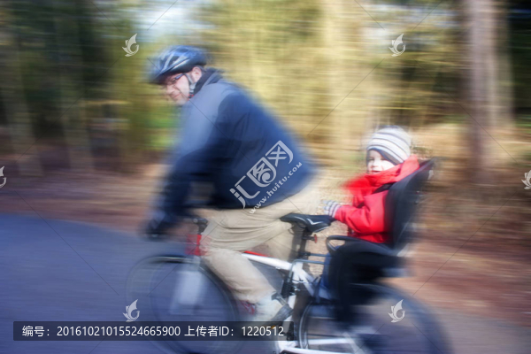 父子騎自行車(chē)