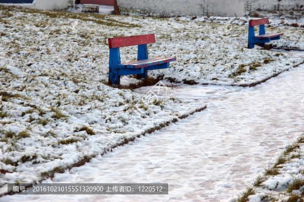 雪中的兩個(gè)公園長(zhǎng)椅
