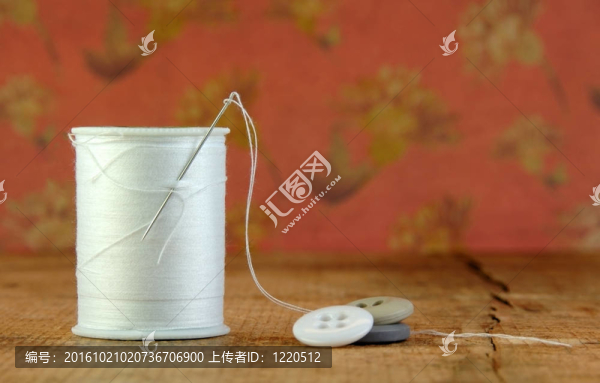 帶針和鈕扣的藍(lán)色螺紋線軸