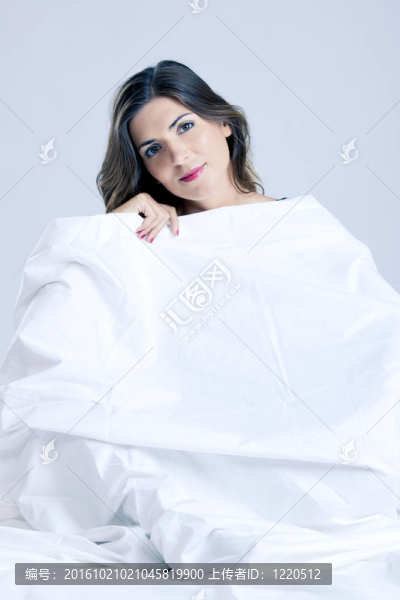 女人在床上