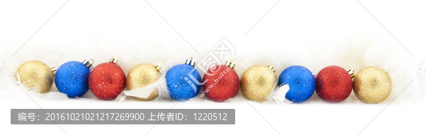 雪白雪花中閃閃發(fā)光的圣誕球