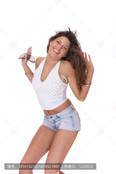 穿牛仔短褲的年輕女子