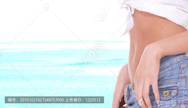 穿牛仔短褲的女孩