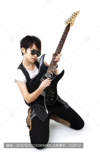 朋克搖滾明星抱著吉他