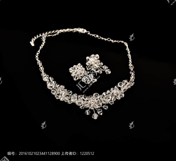 黑色背景上的鉆石項(xiàng)鏈和耳環(huán)