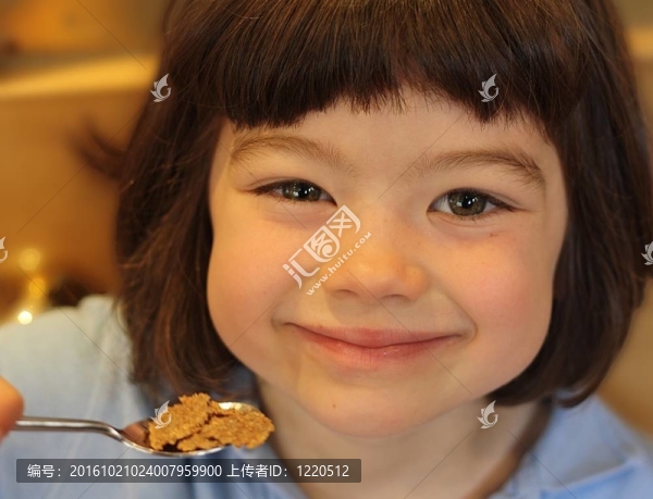 可愛的；吃麥片的年輕女孩